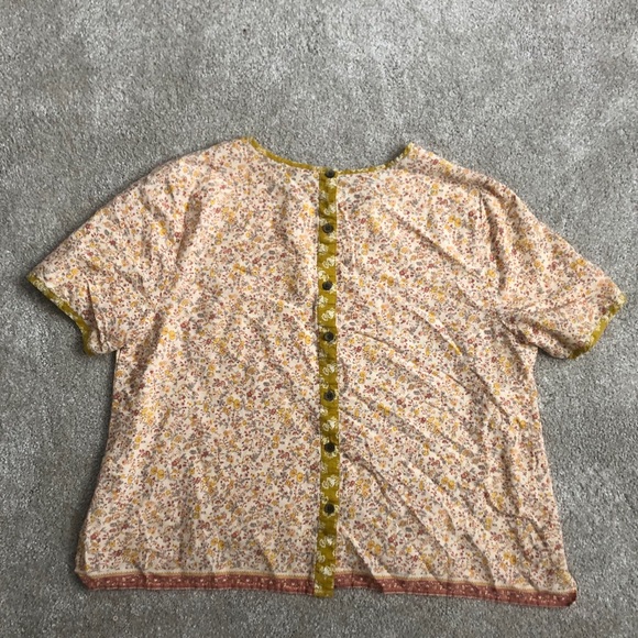 button-back pocket top in jaipur floral - Picture 4 of 6